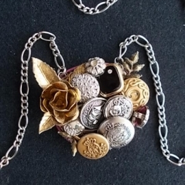 Подвеска из винтажных пуговиц