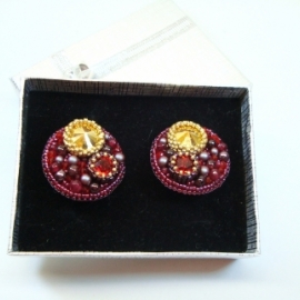 Круглые бордовые серьги с гранатом и Сваровски