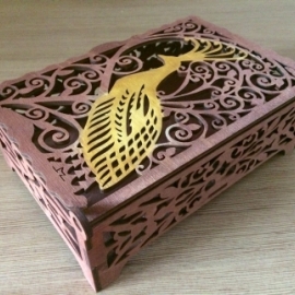 Резная шкатулка с изображением павлина