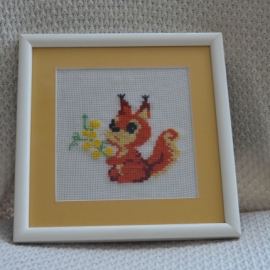 Белочка с цветами