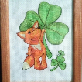 Лисенок с клевером