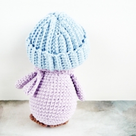 Пингвин в шапочке и шарфике — вязаная мягкая игрушка