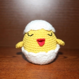 Пасхальный цыпленок в яйце