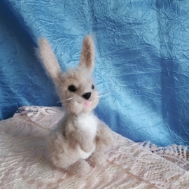 Валяная игрушка "Заинька"