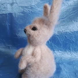 Валяная игрушка "Заинька"