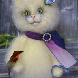 Вязаная кошка Мурка с птичкой