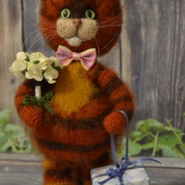 Вязаный кот Рыжик собрался в гости