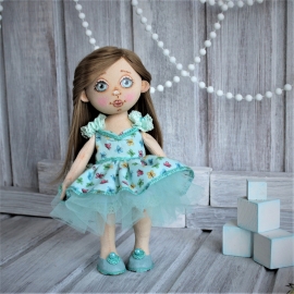 Текстильная куколка  в мятных тонах