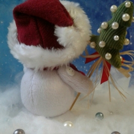 Снеговичок в колпачке