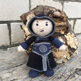Вязаная игрушка "Ассасин в черном"