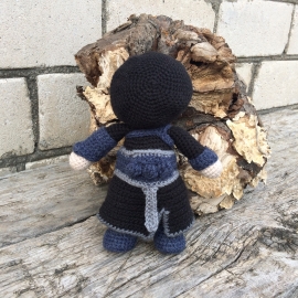 Вязаная игрушка "Ассасин в черном"