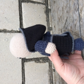 Вязаная игрушка "Ассасин в черном"