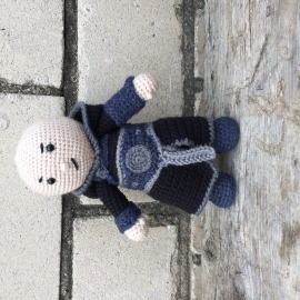 Вязаная игрушка "Ассасин в черном"