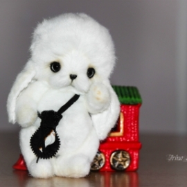 Зайчонок Каспер-любитель кормить птиц