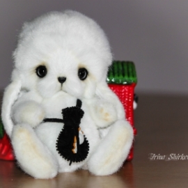 Зайчонок Каспер-любитель кормить птиц