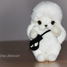 Зайчонок Каспер-любитель кормить птиц