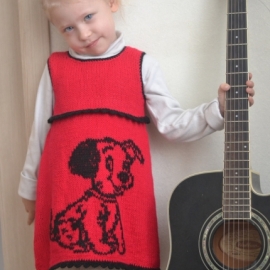 Красное вязаное платье на девочку "Счастливый щенок"