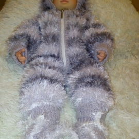 Комбинезон и пинетки..