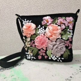 Нарядная маленькая сумочка, вышитая лентами "Розы"