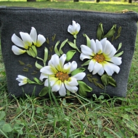 Косметичка "Ромашки", вышитые лентами.