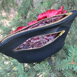 Джинсовая косметичка, вышитая лентами "Пионы"