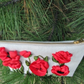 Льняная косметичка, вышитая лентами "Маки"