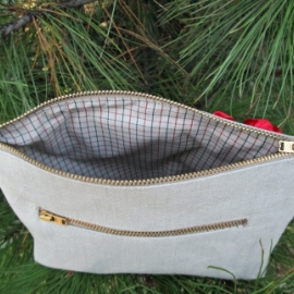 Льняная косметичка, вышитая лентами "Маки"