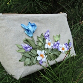 льняная косметичка "Голубой букет", вышитая лентами.