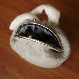 Косметичка "Зайка" валяная