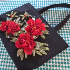 Сумка, вышитая лентами "Пионы"