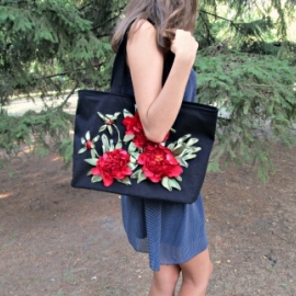 Сумка, вышитая лентами "Пионы"