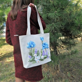 Летняя льняная сумка "Голубой букет", вышитая лентами.