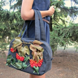 Джинсовая сумка, вышитая лентами "Калина"