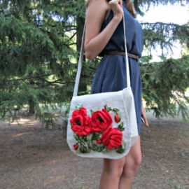 Льняная сумка "Маки", вышитая лентами, на плечо.