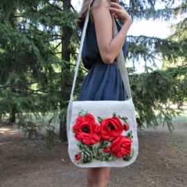 Льняная сумка "Маки", вышитая лентами, на плечо.