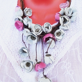 Колье из кожи. Яблоневый цвет