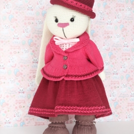 Вязаная игрушка "Зайка"