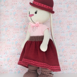 Вязаная игрушка "Зайка"