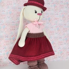 Вязаная игрушка "Зайка"