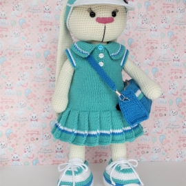 Вязаная игрушка "Зайка"