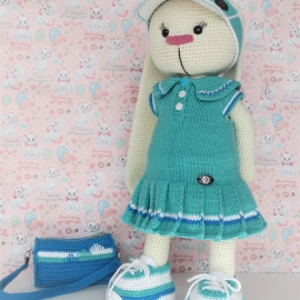 Вязаная игрушка "Зайка"