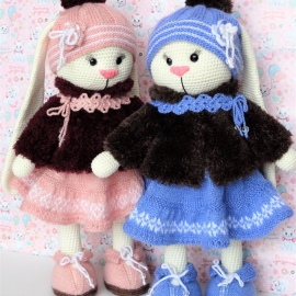 Вязаная игрушка "Зайка"