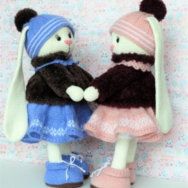 Вязаная игрушка "Зайка"