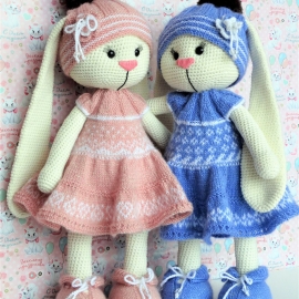 Вязаная игрушка "Зайка"