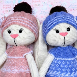 Вязаная игрушка "Зайка"