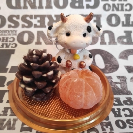 Бычок с шишкой и мандарином