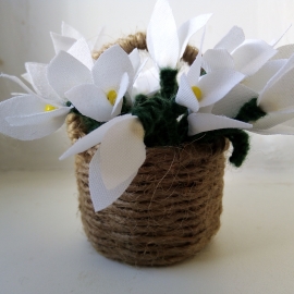 Корзина с подснежниками