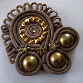 Брошь из кожи и меха