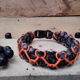 Плетеный мужской браслет из паракорда
