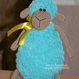 Вязаная овечка. Ручная овечка. Плюшевая игрушка овечка